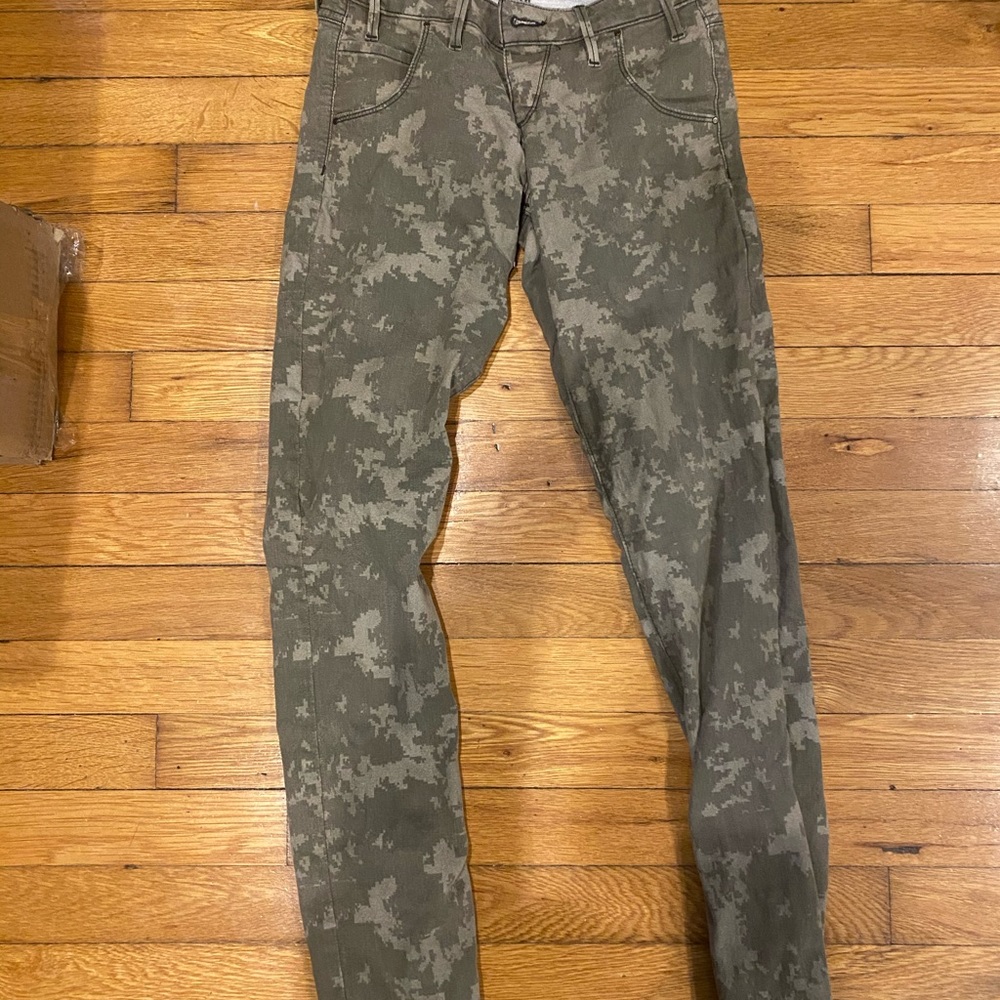 Women’s Guess Camo Straight Leg Pants!
